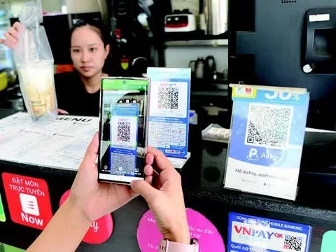 Gen Alpha sớm biết tiết kiệm, quen với việc chạm để thanh toán