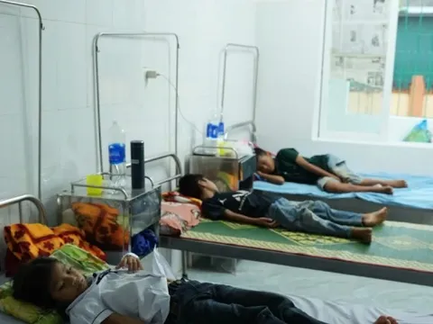 Nhân viên y tế ‘tố’ nữ phó hiệu trưởng độc quyền bếp ăn