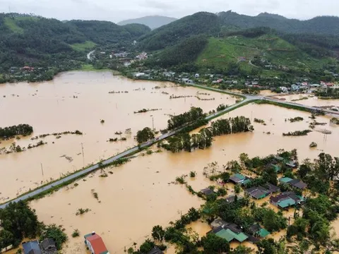 Toàn cảnh từ trên cao: Nước sông dâng nhanh, hàng trăm ngôi nhà ở Hà Tĩnh ngập sâu
