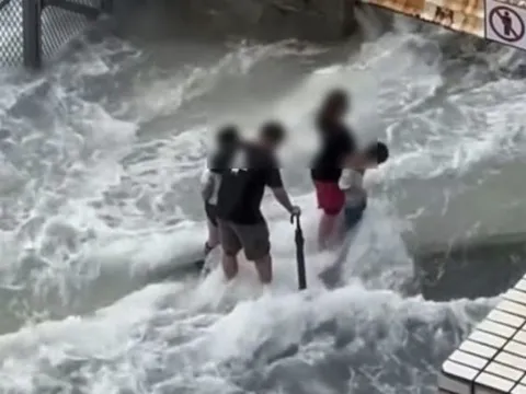 Người cha bị cảnh sát bắt vì đưa con đi ngắm sóng biển giữa siêu bão Ragasa