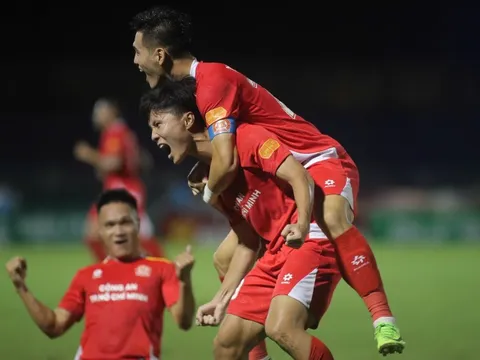 Gam màu tương phản của bóng đá TP HCM