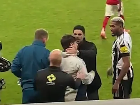 Xô xát nổ ra sau tiếng còi mãn cuộc trận Arsenal thắng Newcastle