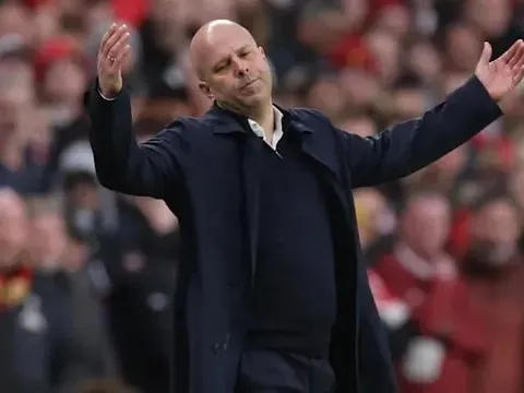Kỳ tích muộn màng của Arne Slot bị lật ngược, để lại một câu hỏi lớn cho Liverpool