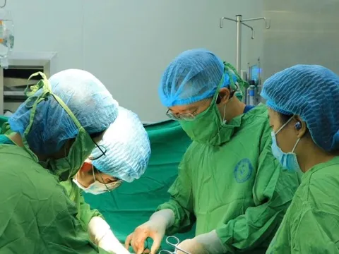 Hi hữu, sản phụ mắc ung thư vòm họng sinh con trong tư thế nửa nằm nửa ngồi