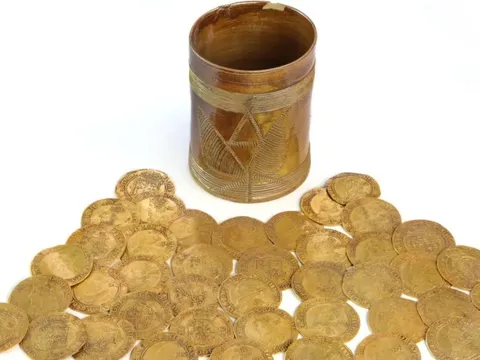 Cải tạo bếp, hai vợ chồng phát hiện kho báu đầy vàng dưới sàn nhà, giá trị ước tính 9 tỷ đồng