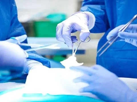 Phẫu thuật tái tạo cho bé trai chào đời không có hậu môn