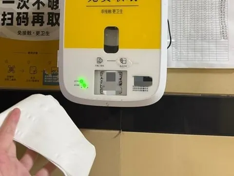 Nhà vệ sinh công cộng ở Trung Quốc bắt người dùng xem quảng cáo để lấy giấy