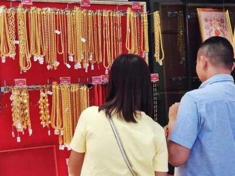 Nghịch lý tại Thái Lan: Giá vàng thật lập kỷ lục, người dân đổ xô mua... vàng giả