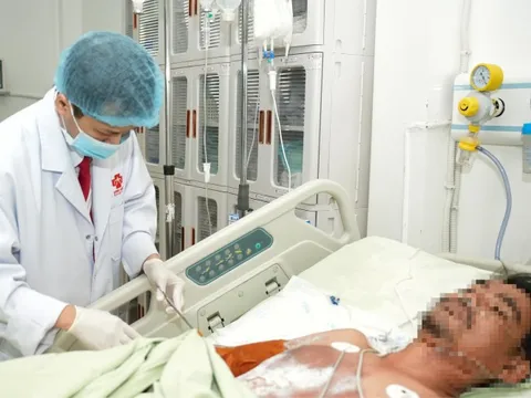 Trèo lên mái nhà, người đàn ông bị điện giật thương tâm
