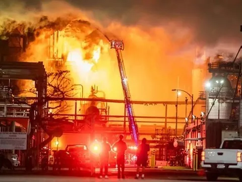 Lửa bùng phát tại nhà máy lọc dầu lớn ở California sau vụ nổ