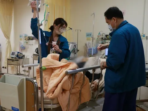 Người đàn ông có nước tiểu "đen kịt": Bác sĩ cảnh báo "thứ này chứa độc, uống vào phá gan, hại thận"
