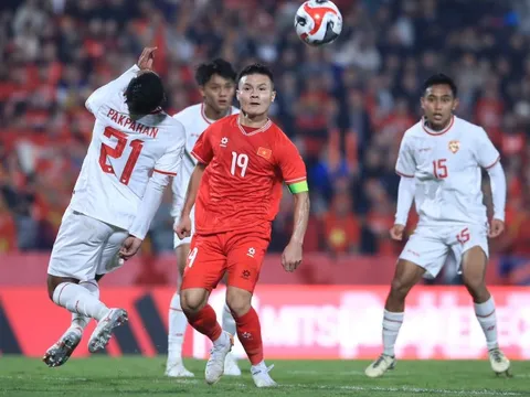 HLV Kim Sang-sik đón tin xấu, người hùng AFF Cup rút lui vào phút chót