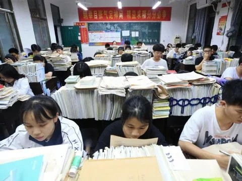 Học từ 6h sáng tới 11h đêm, tốt nghiệp rồi vẫn ám ảnh cảnh học tới vẹo cột sống, phụ huynh lẫn nhà trường làm đủ cách để dạy thêm: Cuộc đua thi cử căng như dây đàn tại siêu cường châu Á
