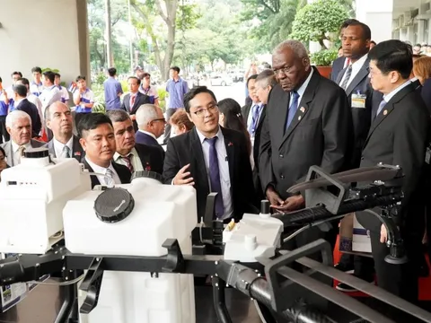 Tận mắt thấy UAV do người Việt chế tạo, lãnh đạo Cuba bày tỏ một mong muốn