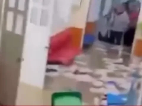 Bệnh viện đa khoa Thảo Nguyên chìm trong biển nước, nhiều vật dụng bị cuốn trôi