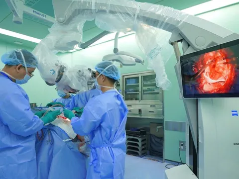 Mổ sọ trong lúc người bệnh vẫn tỉnh táo tại Bệnh viện Đại học Y Dược TP HCM