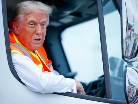 Ông Trump áp thuế 25% lên xe tải hạng nặng nhập khẩu từ ngày 1-11