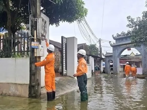 Gần 14.000 khách hàng ở Hà Nội mất điện do ngập úng