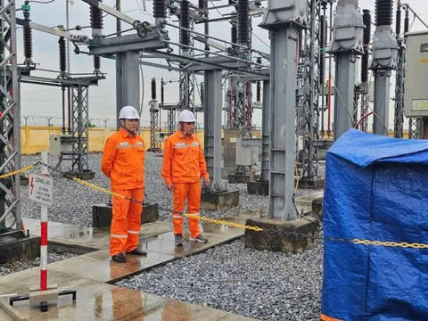 Gần 14.000 khách hàng Hà Nội tạm thời mất điện sau bão số 11