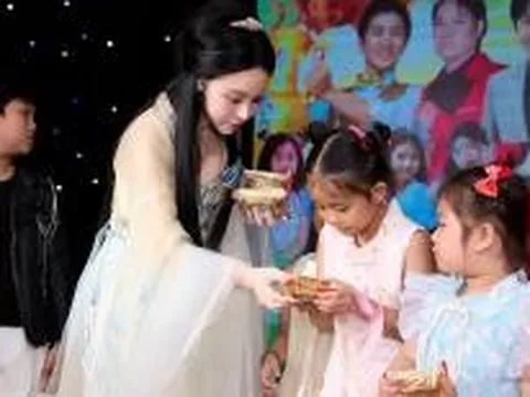 Hoa hậu Hạ My hóa thân thành chị Hằng Nga, trao quà cho các em thiếu nhi đêm Trung thu