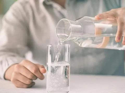 Người đàn ông uống hơn 10 lít nước mỗi ngày nhưng vẫn không thấy đủ