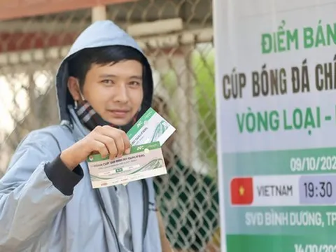 Người hâm mộ xếp hàng dài, chờ hơn 3 giờ mua vé xem tuyển Việt Nam