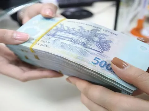Lương tháng 13 triệu đồng nhưng kế toán chuyển nhầm 4,5 tỷ, bị kiện thì tòa án phán không cần trả lại, nam nhân viên trúng lớn