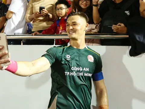 Ngôi sao Việt kiều bất ngờ đến sân tập tuyển Việt Nam, ngày sát cánh với HLV Kim Sang-sik sắp tới gần?