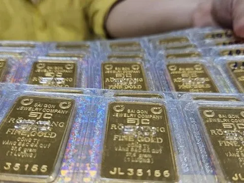 Giá vàng miếng SJC lên 143,6 triệu đồng/lượng, cửa hàng vàng ra thông báo quan trọng