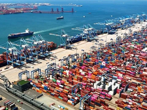 Xuất khẩu bứt phá giúp Trung Quốc ‘chơi rắn’ trong cuộc chiến thuế quan với Mỹ