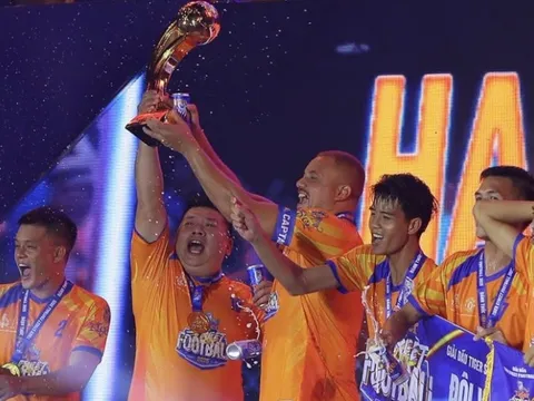 Đội của Wes Brown đánh bại Berbatov và đại diện TP HCM ở giải bóng đá đường phố