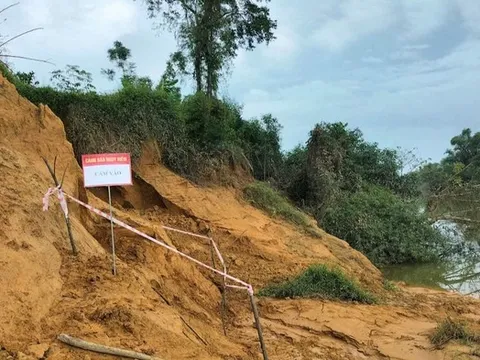 Bờ sông Ngàn Sâu sạt lở, phát lộ quả bom nặng gần 200kg