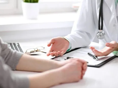 Người phụ nữ suy tuyến thượng thận, toàn thân nổi vân đỏ: Bác sĩ nói “do dùng thứ này 10 năm”