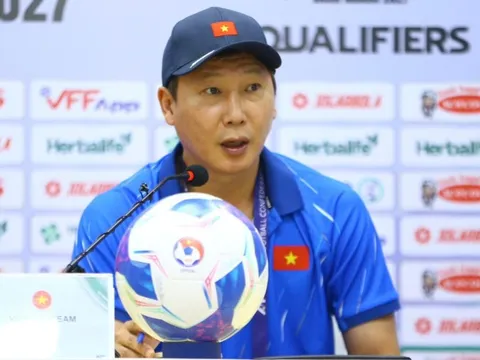 HLV Kim Sang-sik: "Mặt sân xấu quá, tuyển Việt Nam đá không nổi"