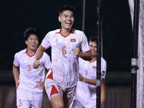 Trung vệ Nguyễn Hiểu Minh ngày càng chững chạc