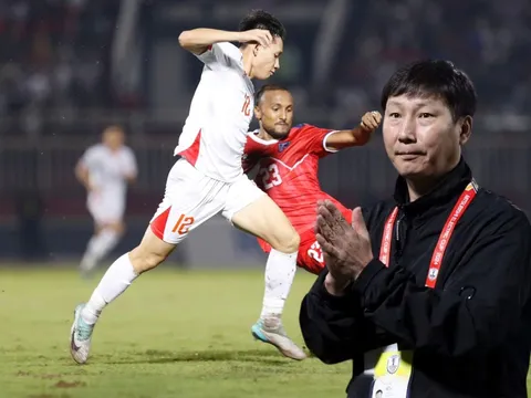 Lần "sảy chân" của HLV Kim Sang-sik hay toan tính táo bạo cho tương lai tuyển Việt Nam?