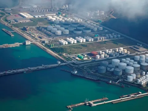 Quốc gia BRICS tuyên bố sẽ sản xuất gần 160 triệu tấn 'vàng lỏng', có khách mua đến 80 triệu tấn/năm với giá chiết khấu 30%: Sự 'kìm kẹp' của Mỹ và phương Tây lộ lỗ hổng?