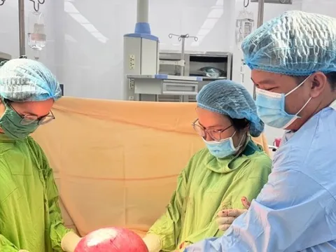 Giải cứu người phụ nữ 'mang bầu' suốt 10 năm