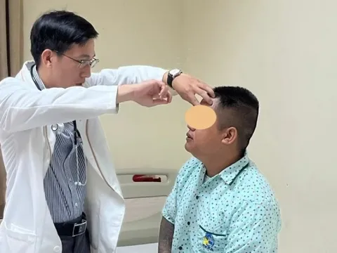 Đang đá bóng, thanh niên đột quỵ ngay trên sân