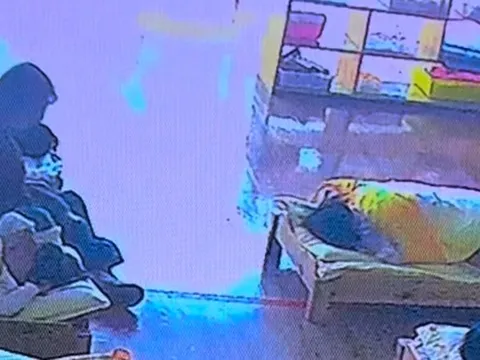 Camera bật giữa trưa, phụ huynh không ngờ thấy cảnh này trong lớp học