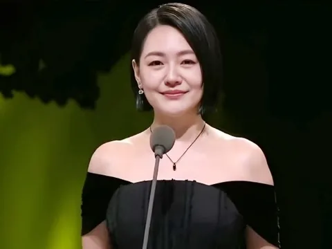 Từ Hy Đệ đeo vòng cổ chứa tro cốt của Từ Hy Viên