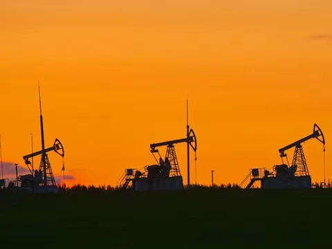 Mỹ gây sức ép cho khách hàng lớn từ bỏ dầu Nga, Moscow ra tuyên bố gây sốc: Ông Trump thuyết phục ai, chúng tôi sẽ bán giá rẻ cho người đó