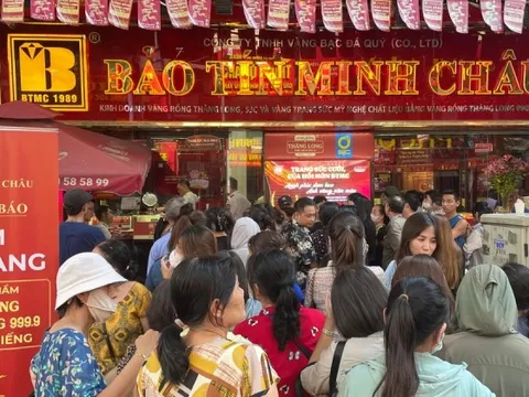 Giá vàng vượt mọi dự báo, khuyến nghị người dân thận trọng