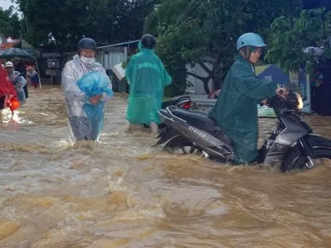CLIP: Mưa lớn gây ngập nặng, nước cuồn cuộn tràn qua đường Âu Cơ ở Đà Nẵng