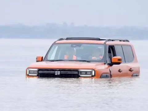 Nhờ công nghệ siêu đặc biệt này, một mẫu ô tô Trung Quốc vừa ‘bơi’ vượt sông Dương Tử quãng đường 1,2 km