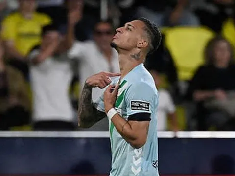 Antony bắt chước màn ăn mừng của Ronaldo khiến người hâm mộ sửng sốt