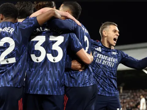 Arsenal giành 3 điểm nhờ bài phạt góc, trở lại ngôi đầu nước Anh