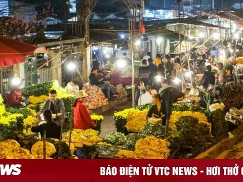 Chợ hoa lớn nhất Hà Nội đông kín khách suốt đêm trước ngày 20/10