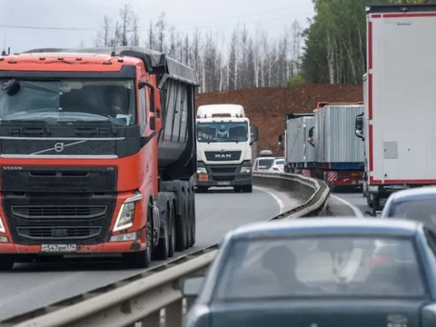 Tránh rủi ro từ lệnh trừng phạt, đồng minh thân cận của Moscow siết chặt kiểm soát biên giới, hàng nghìn xe tải chở hàng hóa từ Trung Quốc tới Nga tắc nghẽn nghiêm trọng