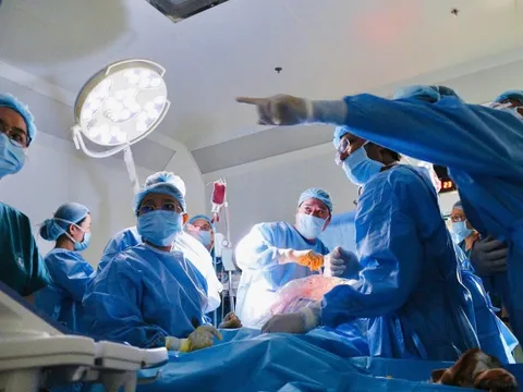 CLIP: 80 phút nghẹt thở mổ tim thai nhi ngay trong bụng mẹ ở Bệnh viện Từ Dũ